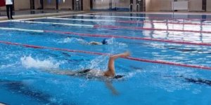 Kars'ta 23 Nisan coşkusu havuzda yaşandı