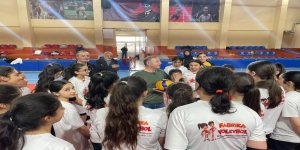 Vali Ziya Polat Badminton Antrenmanında öğrencilerle buluştu
