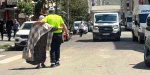 Kars'ta trafik polisi yaşlı kadına şefkat eli uzattı