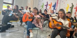 GSB Kültür ve Sanat Okulları'nda Gitar Kursu Devam Ediyor