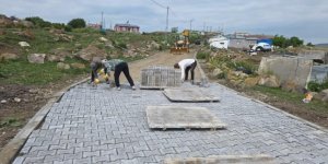 Kars'ta Kırsalda Parke Taşı ve Asfalt Çalışmaları Aralıksız Sürüyor