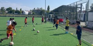 GSB Spor Okulları'nda Futbol Antrenmanları Sürüyor