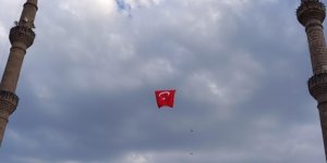 Kars Fethiye Camisi'nde Dalgalanan Türk Bayrağı Görenlerin Beğenisini Topladı