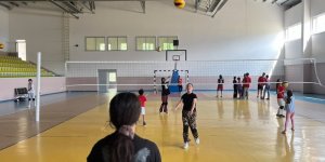 Voleybol antrenmanları yoğun katılımla devam ediyor
