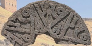 Ani Ören Yeri’nde “Hz. Muhammed” İsminin Altı Kez Yer Aldığı Taş Bulundu