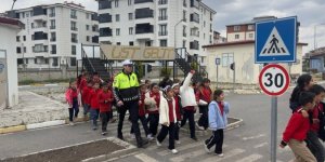 Kars’ta İlkokul öğrencilerine trafik eğitimi verildi