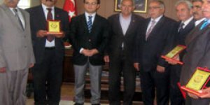 Muhtarlara plaket