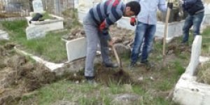 Öğrencilerinden mezarlığa ağaç