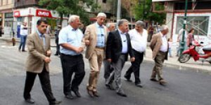 Vekiller asfalt çalışmalarını incelediler