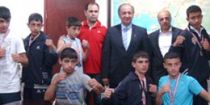 Altın yumruklar ödüllendirildi