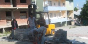 Kağızman Parke taşı döşüyor