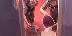 Evinden su çıkıyor