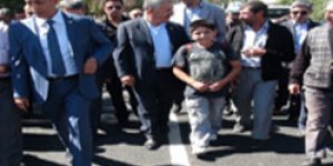 Sıcak asfaltta sıcak yürüyüş
