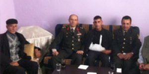 Yaralı askere ‘Geçmiş olsun’ ziyareti