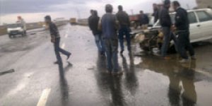 Otomobil hafriyat kamyona çarptı 5 yaralı