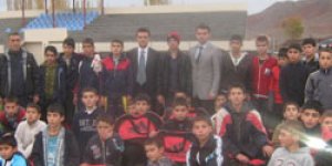 Futbol Okulu’na forma hediyesi