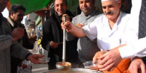 Bin kişiye aşure dağıttı