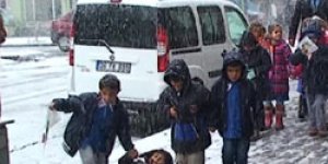 Öğrencilerin renkli kar yürüyüşü