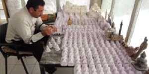 Çoban Heykeltıraş biblo hazırlıyor