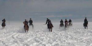 Kar üstünde düşe kalka cirit keyfi