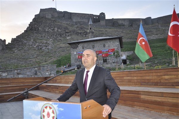 azerbaycanin-cumhuriyet-coskusu-kars-kalesine-yansidi-17.jpg