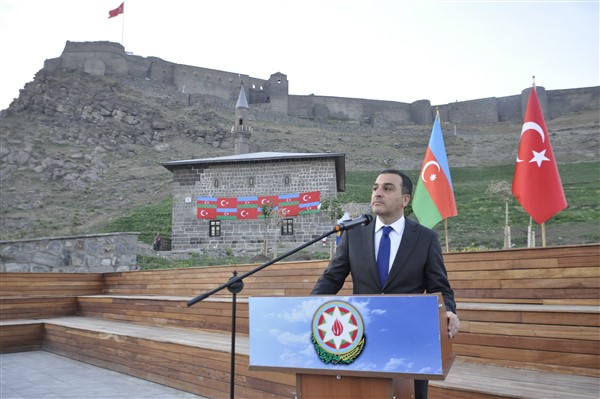 azerbaycanin-cumhuriyet-coskusu-kars-kalesine-yansidi-22.jpg