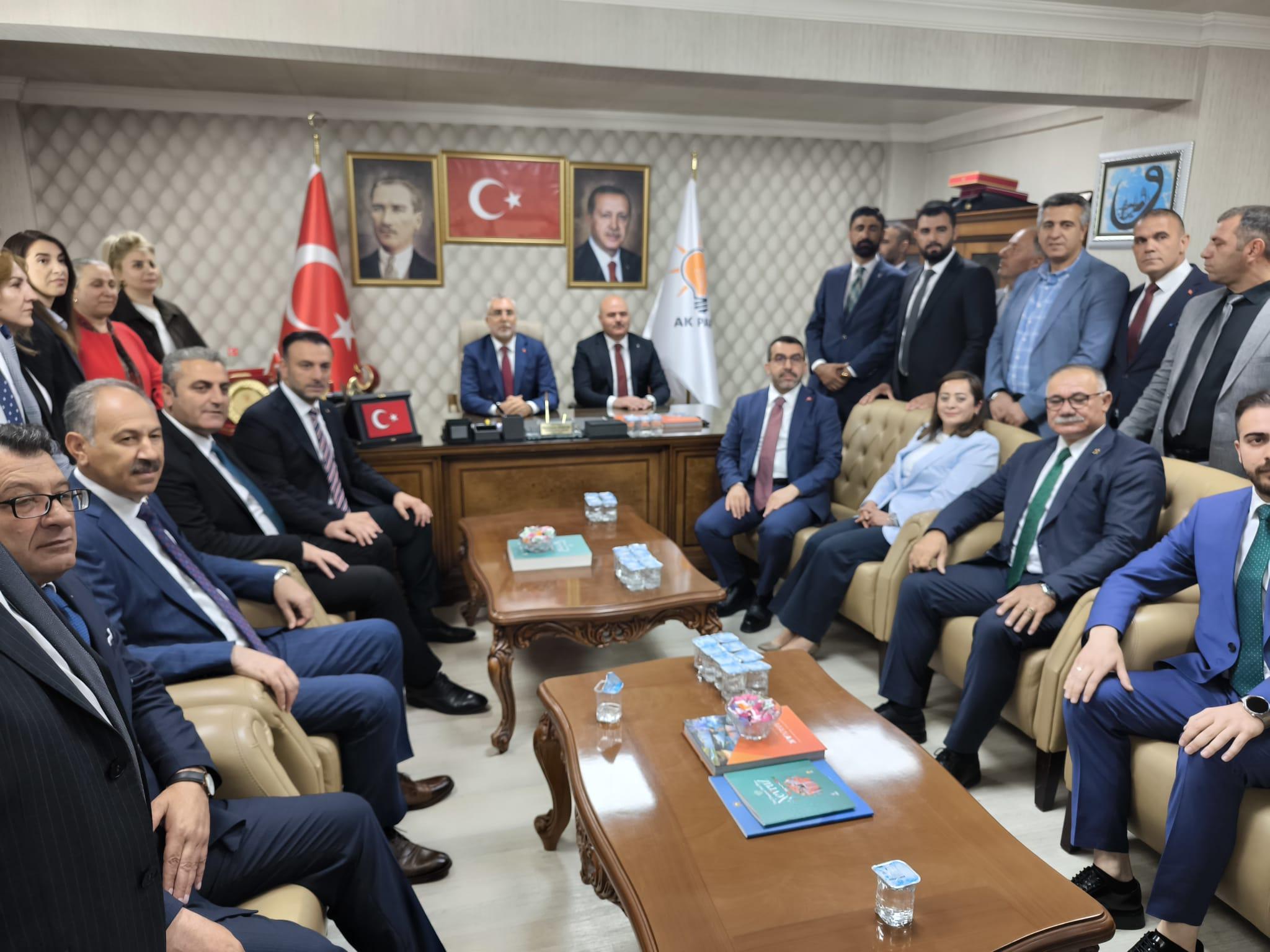 bakan-isikhan-ak-parti-ve-mhp-teskilatlariyla-bulustu-1.jpg