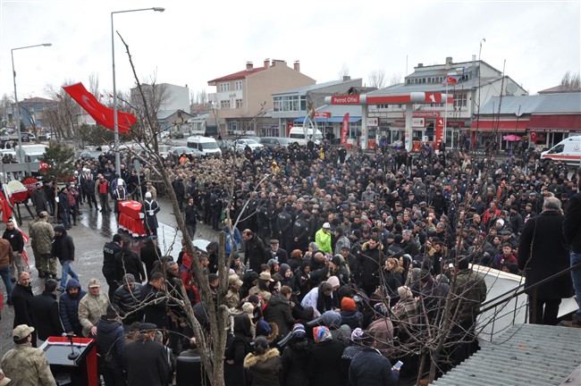 cig-altinda-kalan-sehidimiz-topraga-verildi-(11).jpg