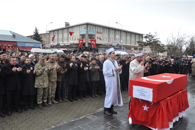 cig-altinda-kalan-sehidimiz-topraga-verildi-(15).jpg