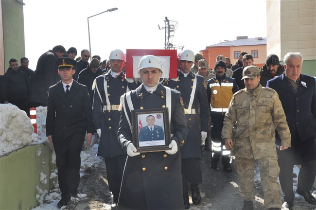 cig-altinda-kalan-sehidimizin-evine-turk-bayragi-asildi!-(17).jpg