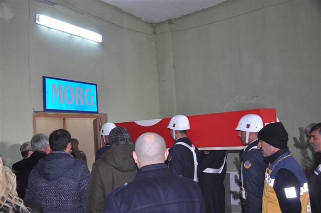 cig-altinda-kalan-sehidimizin-evine-turk-bayragi-asildi!-(19).jpg