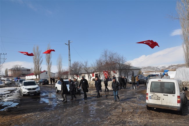 cig-altinda-kalan-sehidimizin-evine-turk-bayragi-asildi!-(25).jpg