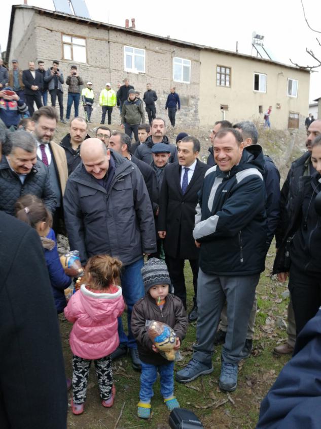 foto-vali-turker-oksuz-bakanlarla-beraber-deprem-bolgesinde-1.jpg