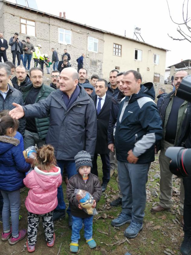 foto-vali-turker-oksuz-bakanlarla-beraber-deprem-bolgesinde-2.jpg