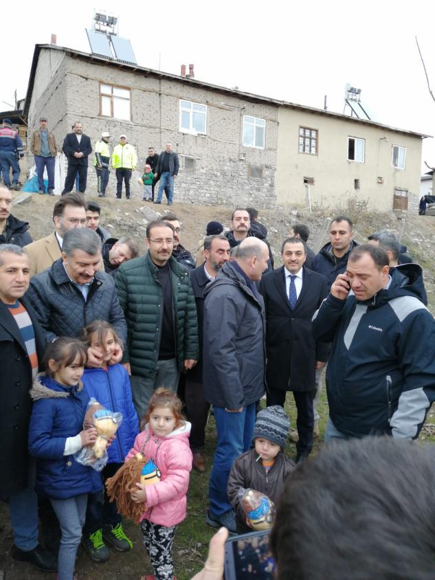 foto-vali-turker-oksuz-bakanlarla-beraber-deprem-bolgesinde-3.jpg