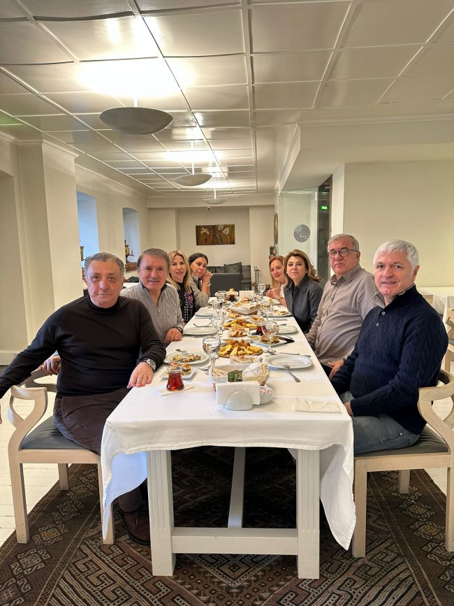 gultekin-guvensoy-aile-dostlarinin-aralarinda-besiktas-spor-kulubu-baskani-ahmet-nur-cebinin-de-bulundugu-kars-seyahati-duzenledi-8.jpeg