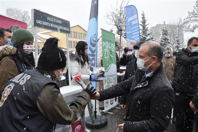 kars’ta-kadinlar-kar-altinda-da-unutulmadi-(14).jpg