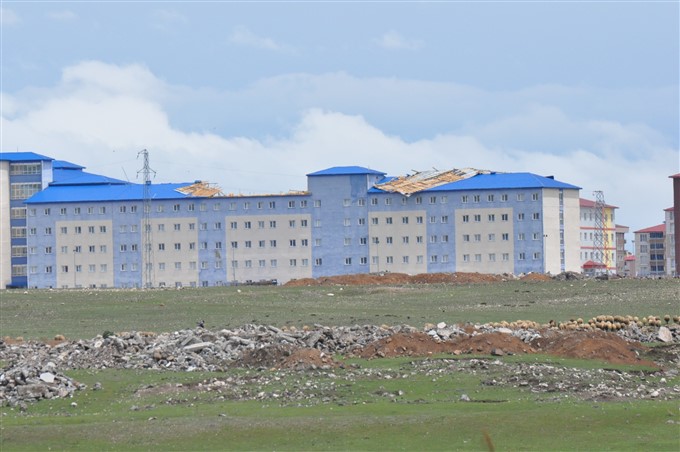 kars’ta-kuvvetli-ruzgar-maddi-hasara-yol-acti-(14).jpg