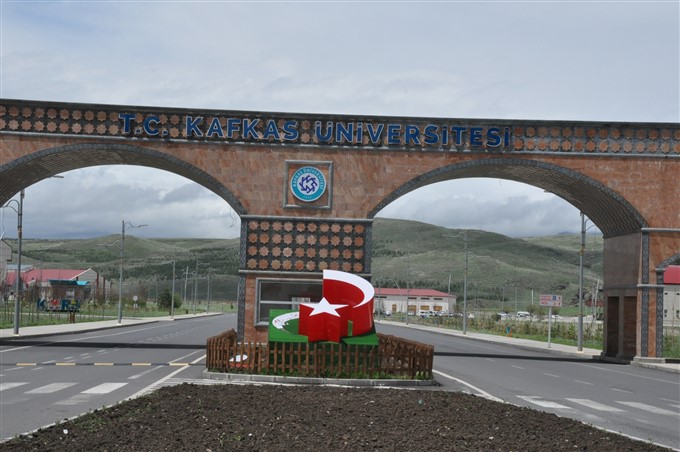 kars’ta-kuvvetli-ruzgar-maddi-hasara-yol-acti-(9).jpg