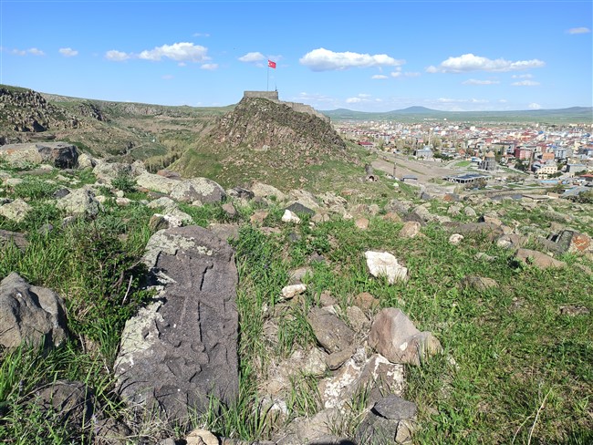 kars’ta-tarihi-mezarlik-talan-ediliyor!-(11).jpg