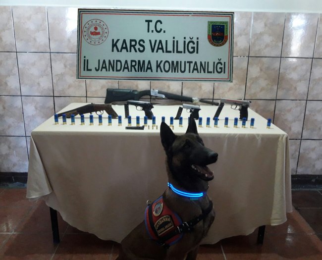kars-il-jandarma-komutanligi,-akyaka’da-5-ayri-evde-ruhsatsiz-silah-operasyonu-gerceklestirdi.-duzenlenen-operasyonun-ardindan-5-sahis-hakkinda-adli-islem-baslatildi..jpg