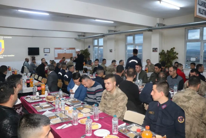 kars-jandarma-iftarda-bulustu-1680904116.jpg