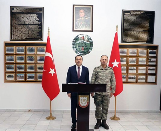 kars-valisi-turker-oksuz-den-14-mekanize-piyade-tugay-komutanligina-ziyaret.jpg