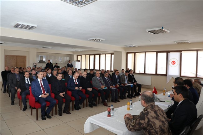 kars-valisi-turker-oksuz-digor’da-muhtarlarla-bir-araya-geldi-(3).jpg