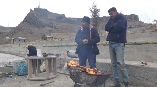 karsta-iscilerin-eksi-10-derece-sogukta-ekmek-mucadelesi-(2).jpg