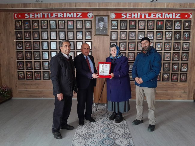 sehit-analari-dernegi-baskani-pakize-alp-akbabadan-muhsin-agcaya-plaket-2.jpeg