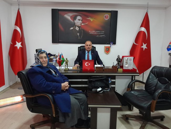 sehit-analari-dernegi-baskani-pakize-alp-akbabadan-muhsin-agcaya-plaket-3.jpeg