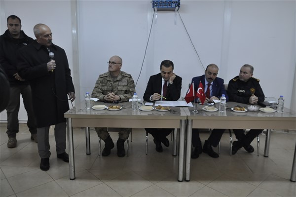 vali-oksuz,-bu-kez-aydinlikevlerde-dert-dinledi-(4).jpg