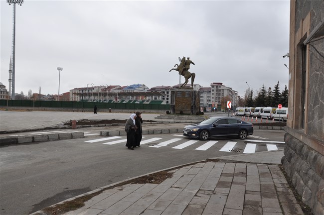 vatandaslar-istedi-il-trafik-komisyonu-karar-aldi-karsta-iki-ana-cadde-birbirine-baglandi-10.jpg